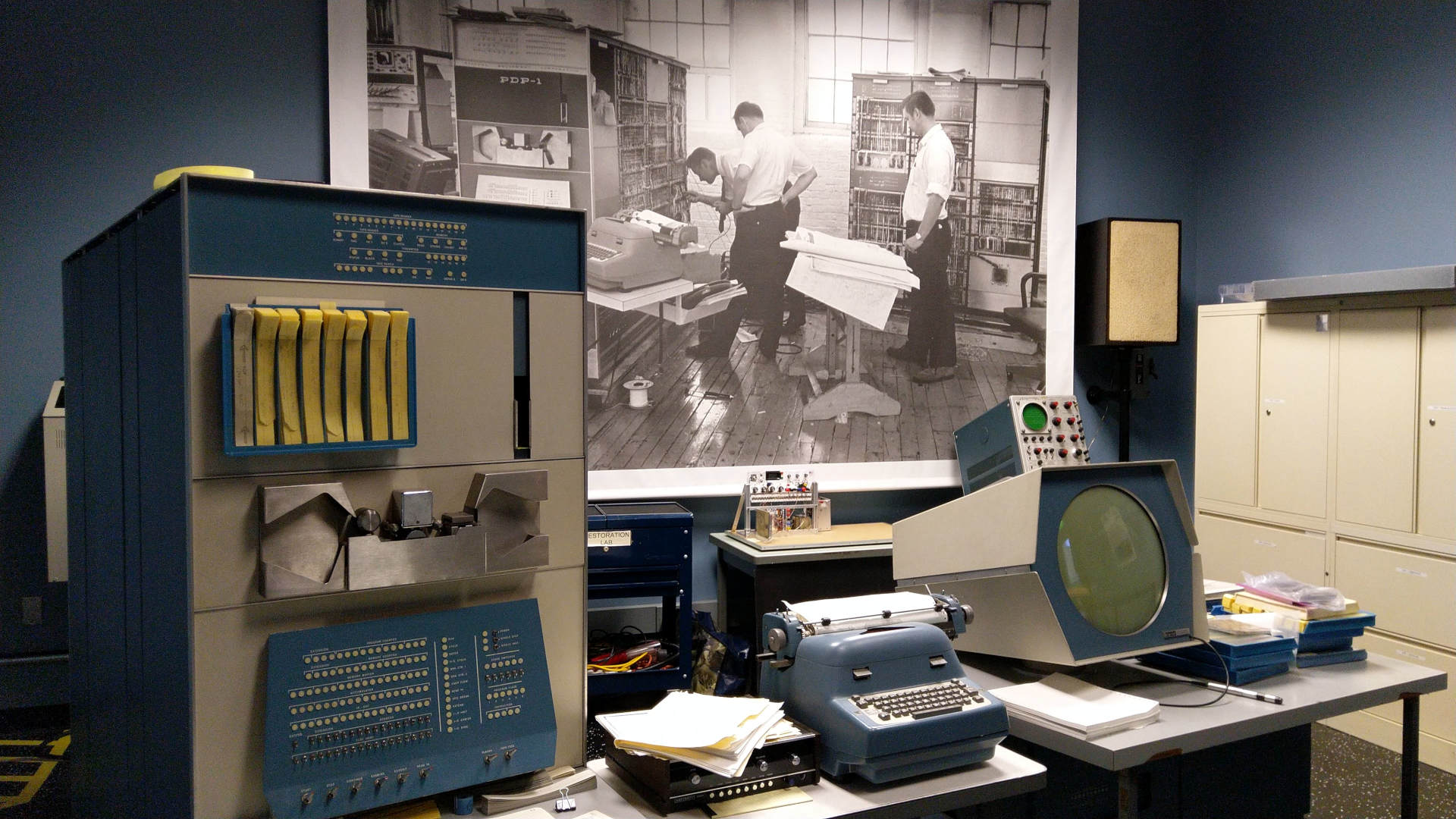 Oude computers en een typemachine in het Computer History Museum