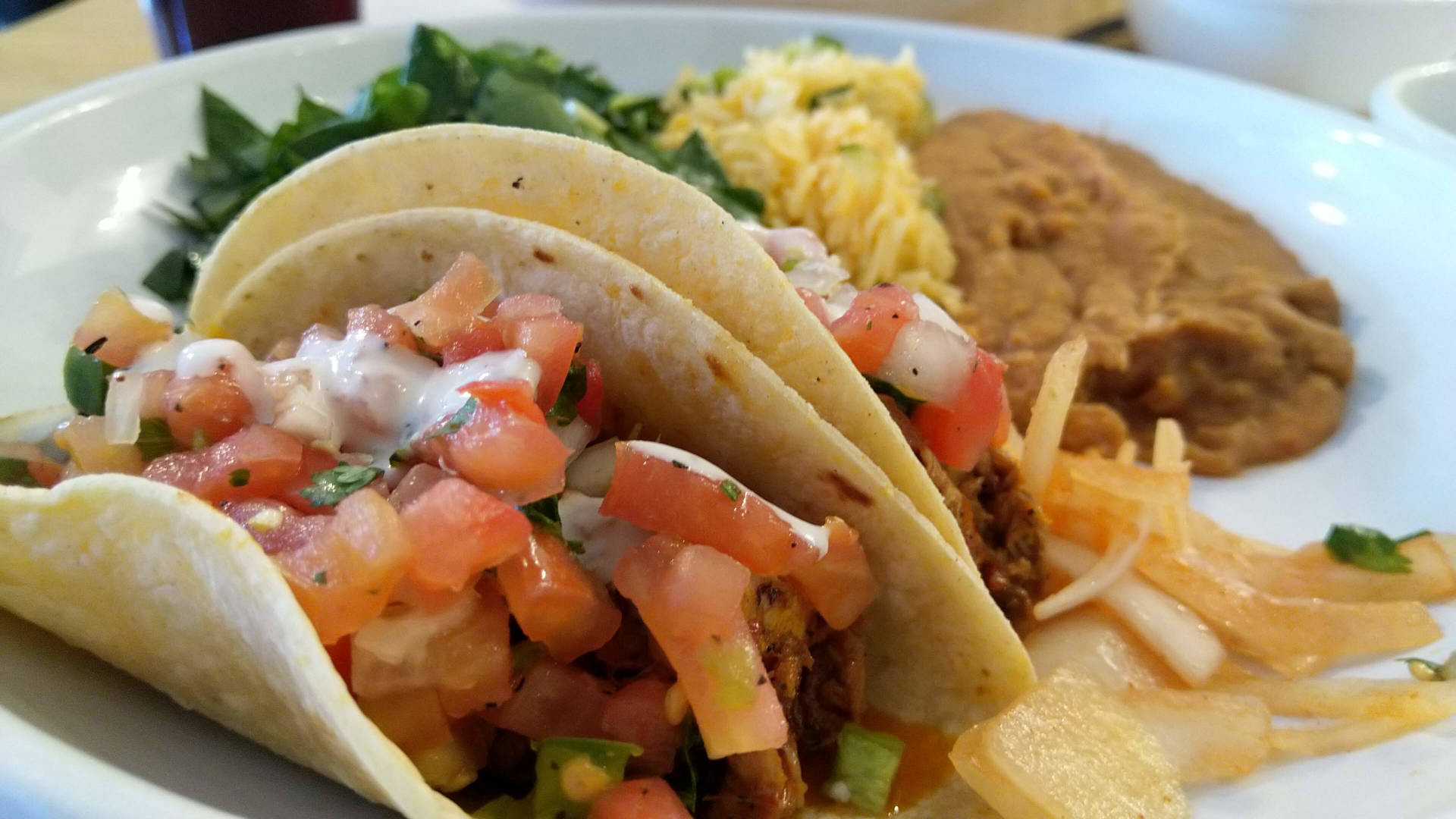 Close-up foto van een bord taco's (plantaardig).